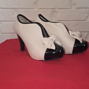 Chic Two-Tone Women's Heels with Bow Accent